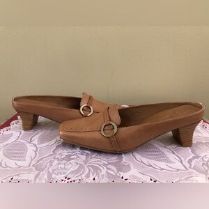 Cloudwalkers tan mules. Size 8 wide. Leather uppers. Square toe. 1.5 inch heel